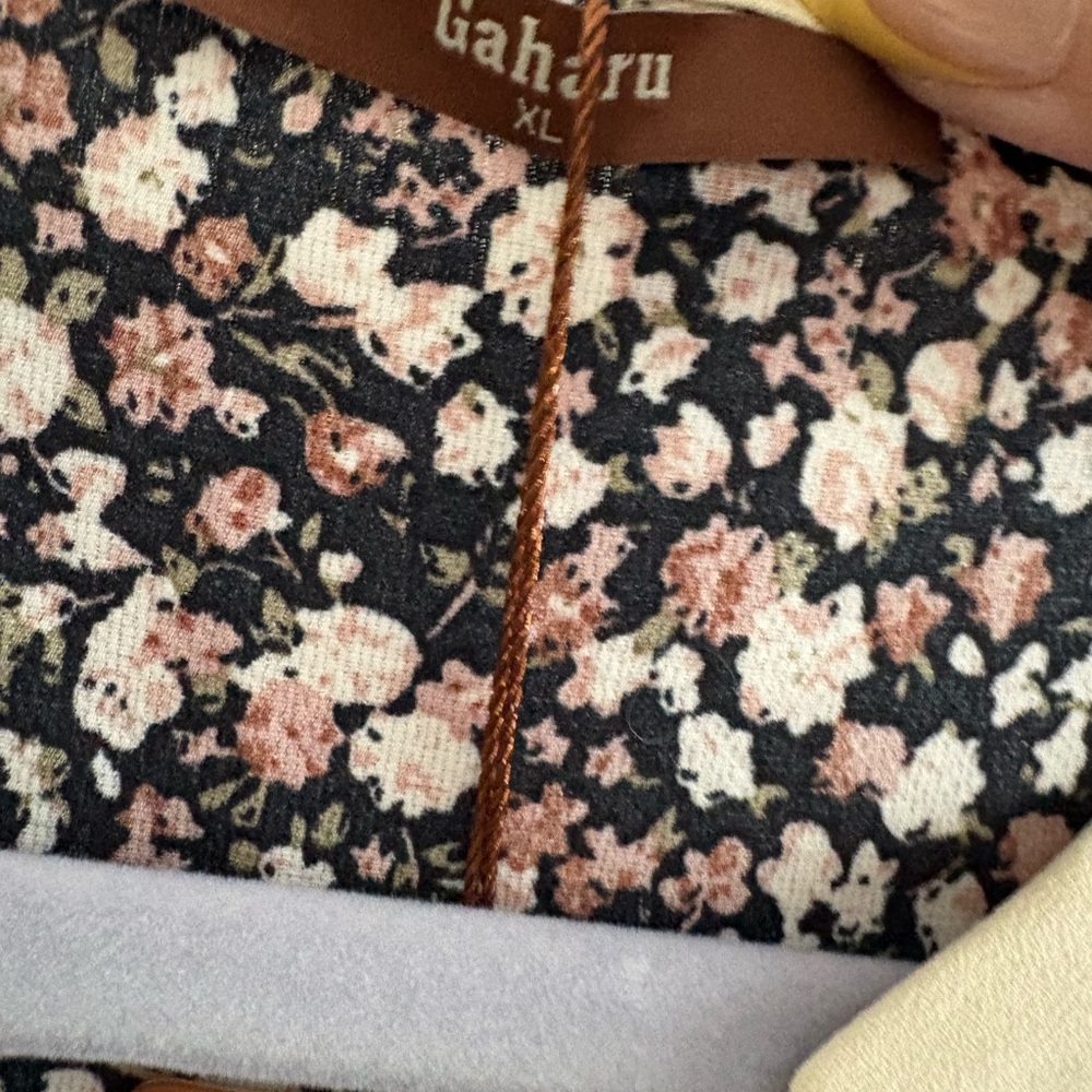 Gaharu Floral Short Sleeve (flutter) Blouse. Size XL - Picture 5 of 7